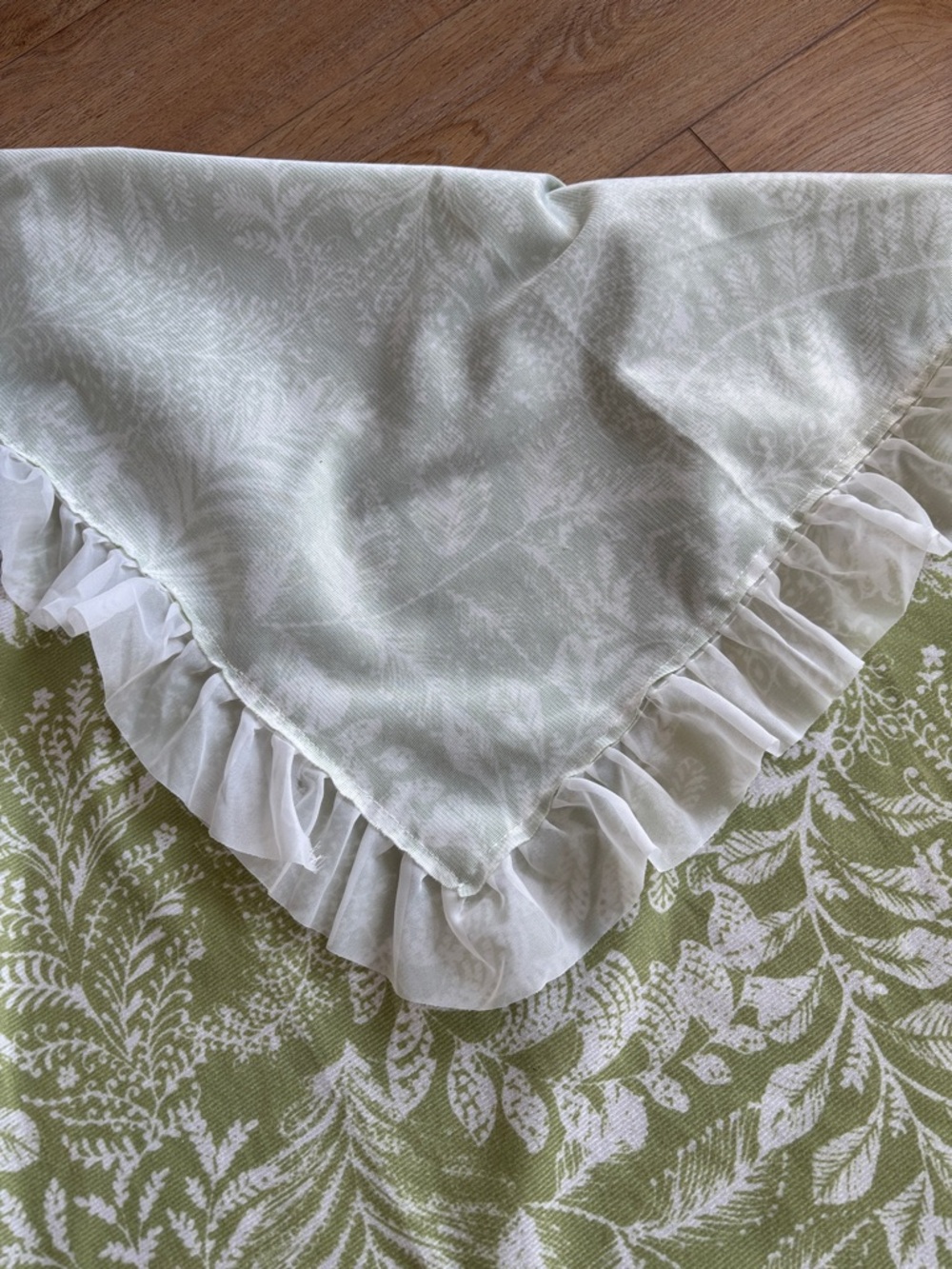 Green Botanical Print Ruffled Tablecloth - Picture 7 of 14
